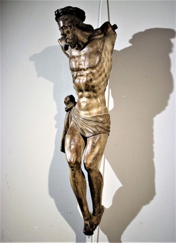 Christ Crucifié, sculpture de la Renaissance en bois de noyer, début du XVIe - Sculpture Style Renaissance